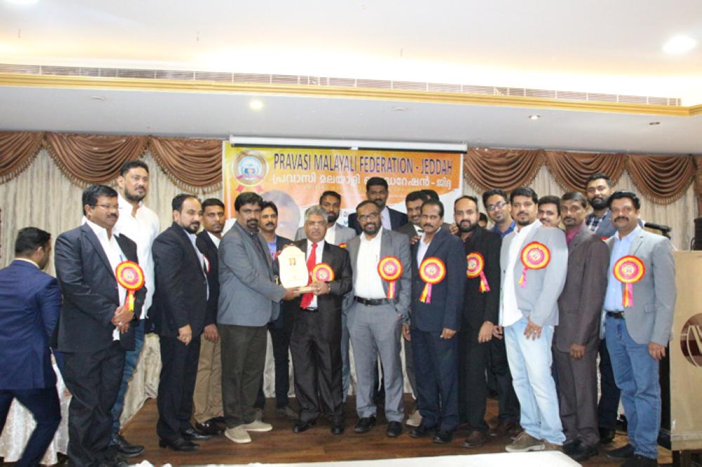 Anil Narayana, president of the Jeddah chapter of Pravasi Malayali Federation, presenting a memento to Justice B. Kemal Pasha during a recent reception in Jeddah.  