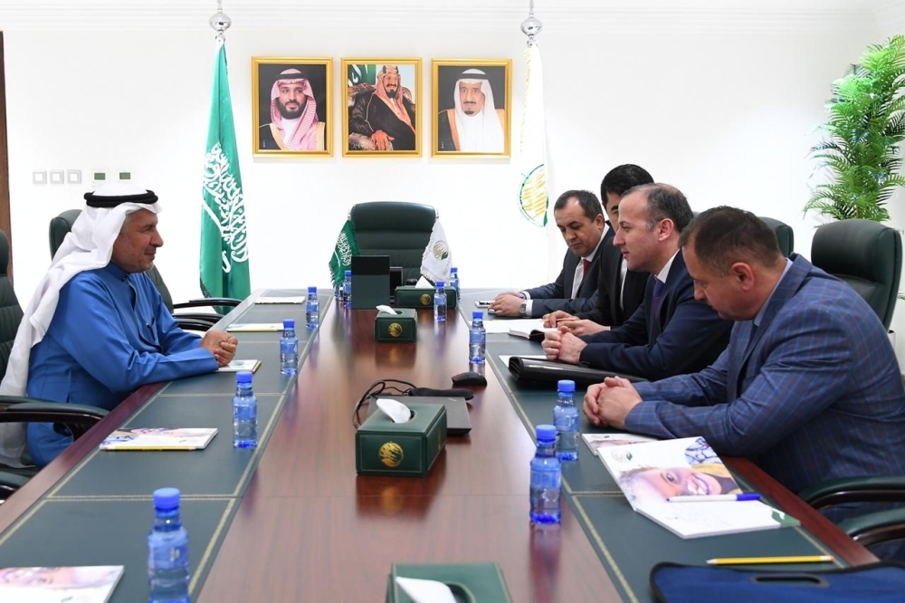 


Dr. Abdullah Al-Rabeeah receives the Tajik Red Crescent delegation at the KSrelief headquarters in Riyadh.