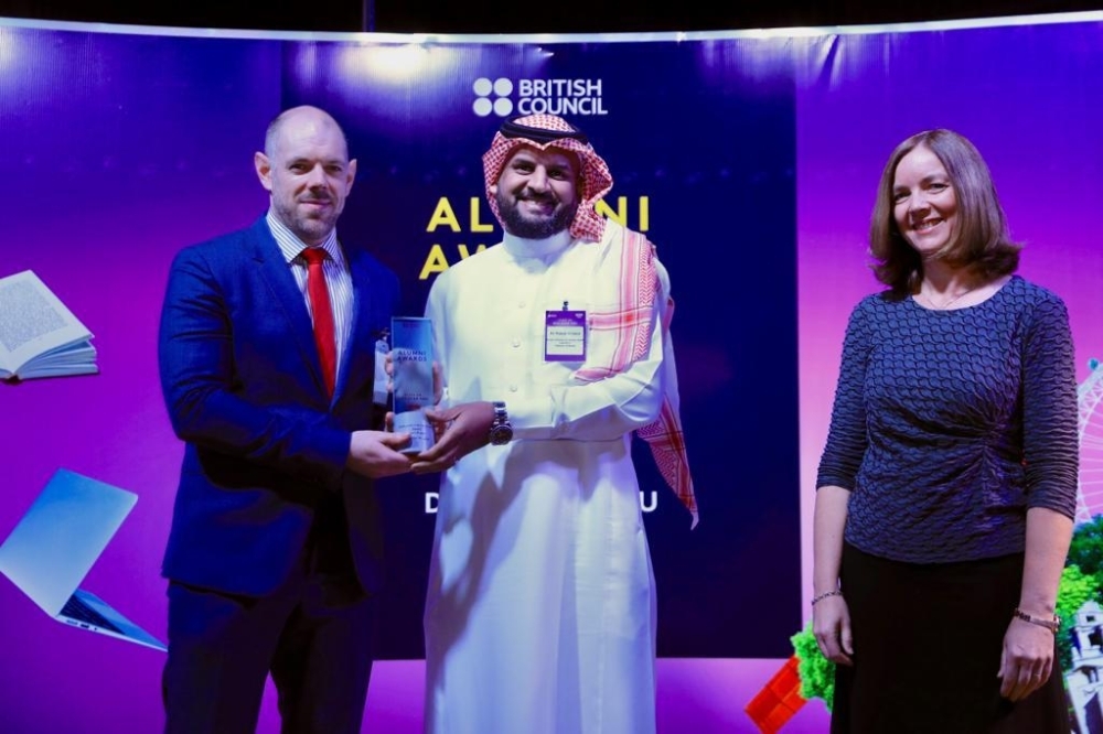 


Dr. Waleed Alsalem receives the Professional Achievement Award.