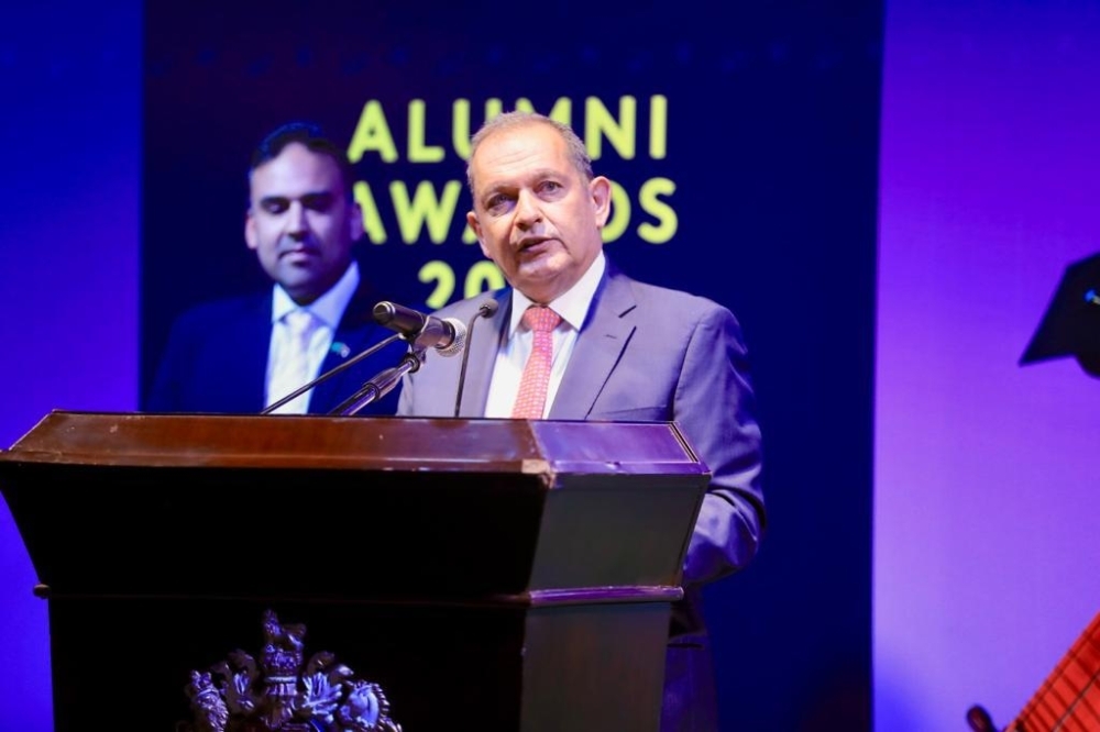 


Dr. Waleed Alsalem receives the Professional Achievement Award.