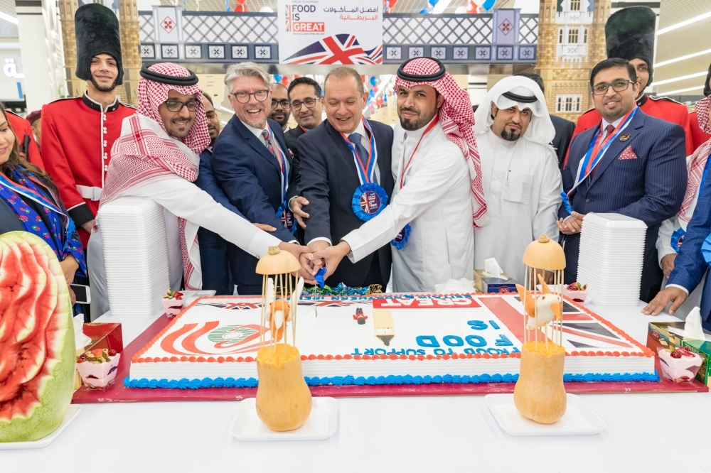 British Ambassador Simon Collis inaugurates LuLu “Food is Great Britain” festival at LuLu hypermarket, Atyaf Mall, Yarmouk,  Riyadh on Monday.  Also seen are LuLu officials, Yasser Hussain Ahmed Al Qahatani - HR manager, Eid Bin Nasar Al Anaizi - regional security manager, Hatim Mustansir - contractor- regional director, Moiz Nurudeen - regional manager, Shafeek Rahman - commercial manager, Vance Hadow - operations manager. — Courtesy photos