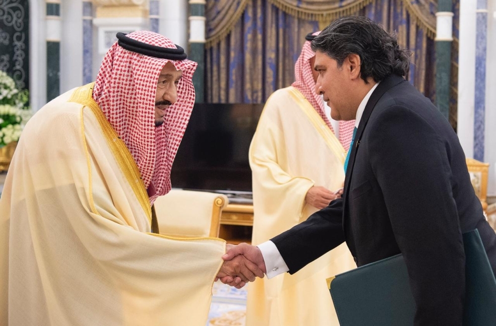 


Custodian of Two Holy Mosques King Salman receives newly appointed Ambassador of Pakistan Raja Ali Ejaz at Al-Yamamah Palace in Riyadh.