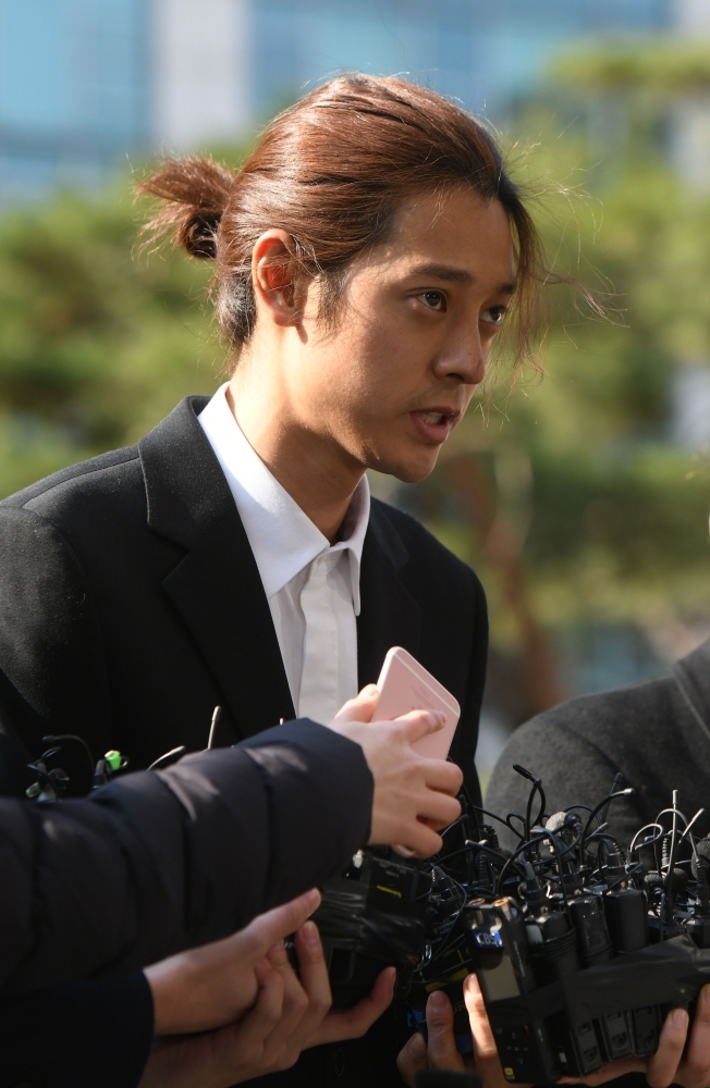 K-pop star Jung Joon-young (C) speaks to the media as he arrives for questioning at the Seoul Metropolitan Police Agency in Seoul. — AFP