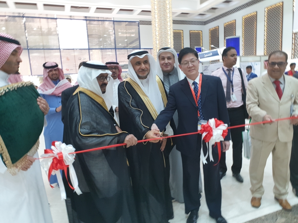 Ziad Bin Bassam Al-Bassam inaugurating the Saudi Building & Interiors Exhibition on Monday. — Courtesy photo