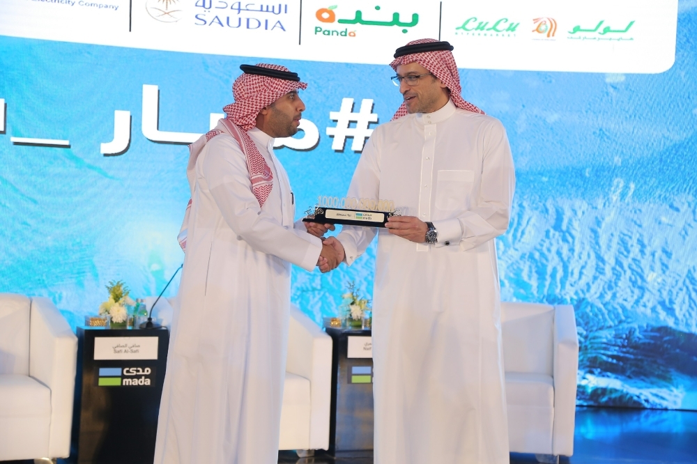 Al Tayyar Travel Group CEO Abdullah bin Nasser Al-Dawood, on behalf of Almosafe r— the group’s consumer travel brand, accepts the award. — Courtesy photo