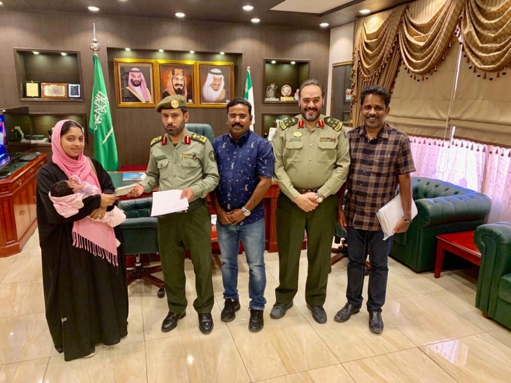 


Tintu Stephen receives her exit visa from Director General of Passports in Asir Brig. Gen. Saad Bin Ibrahim Al-Hussien.
