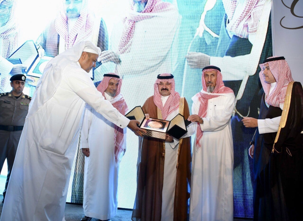 Ziyad Bin Mahfouz, CEO, Elaf Group, presents a plaque to Prince Mishaal Bin Majid Bin Abdulaziz Al Saud, thanking him for attending the opening ceremony of The Hotel Galleria
