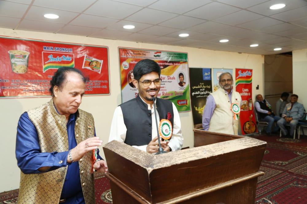 Chief Guest Indian Consul General Mohd. Noor Rahman Sheikh presents a bouquet and shawl to Mukhtar Shah as Arif Quraishi, Ramnarayan Iyer and other members look on.
