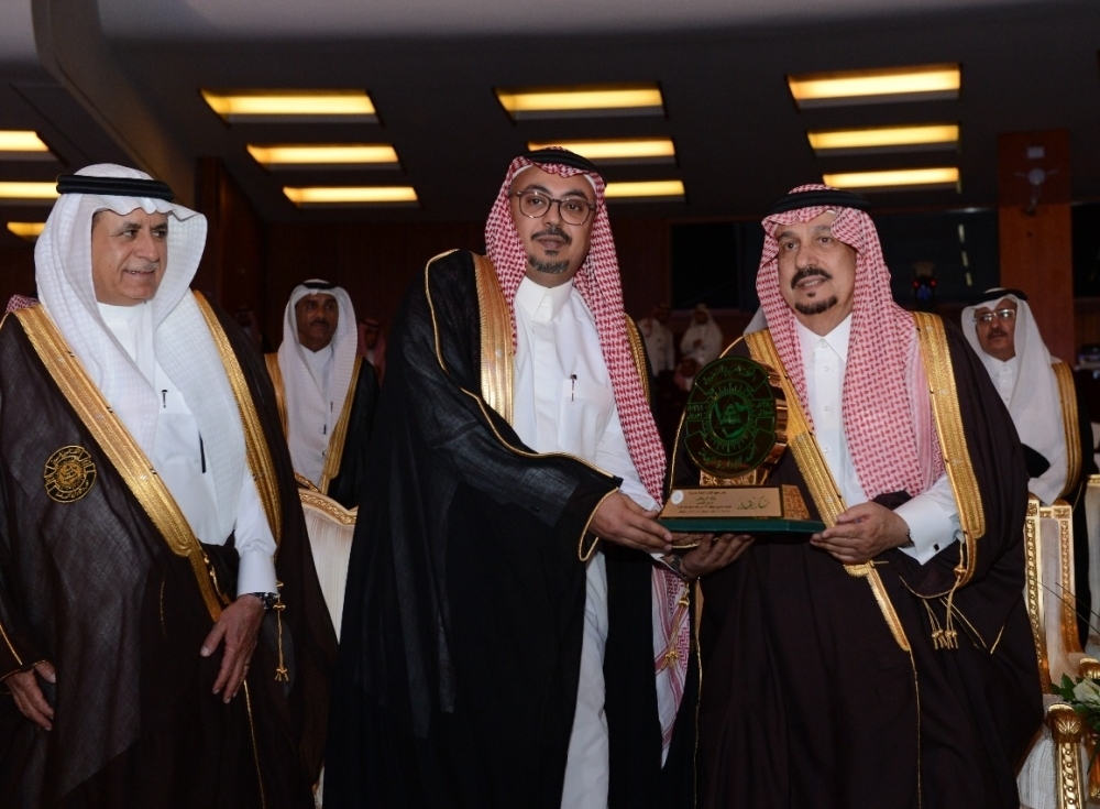 مازن خليفة يتسلم درع التكريم
