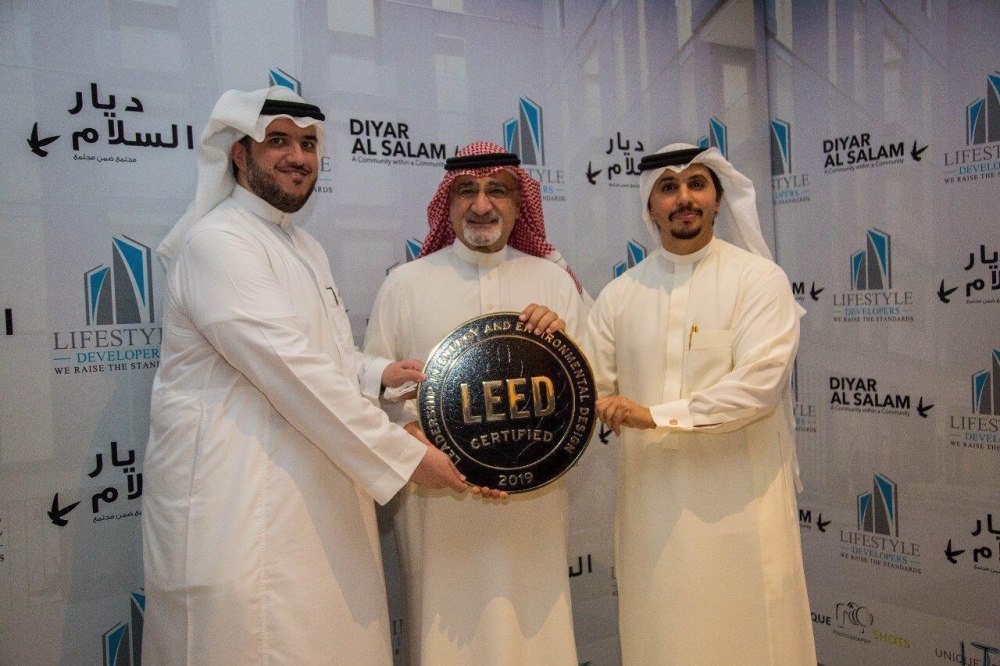 



Sheikh Saleh bin Ali Al Turki, Mayor of Jeddah (middle), hands over the Green Building award to Engineer Sultan Subhi Batterjee (right), CEO of Lifestyle Developers