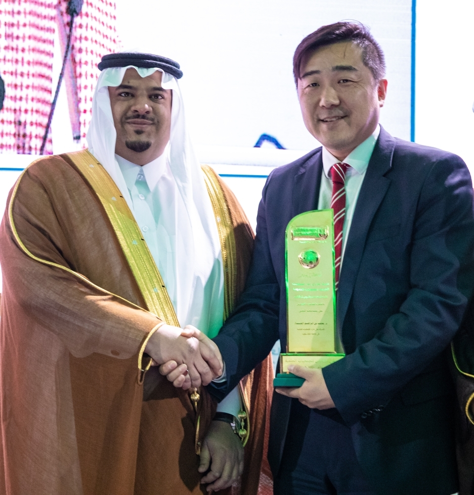  Prince Mohammed Bin Abdul Rahman Bin Abdul Aziz Al Saud, Deputy Governor of Riyadh Region and Dennis Zhang, CEO of Huawei Saudia