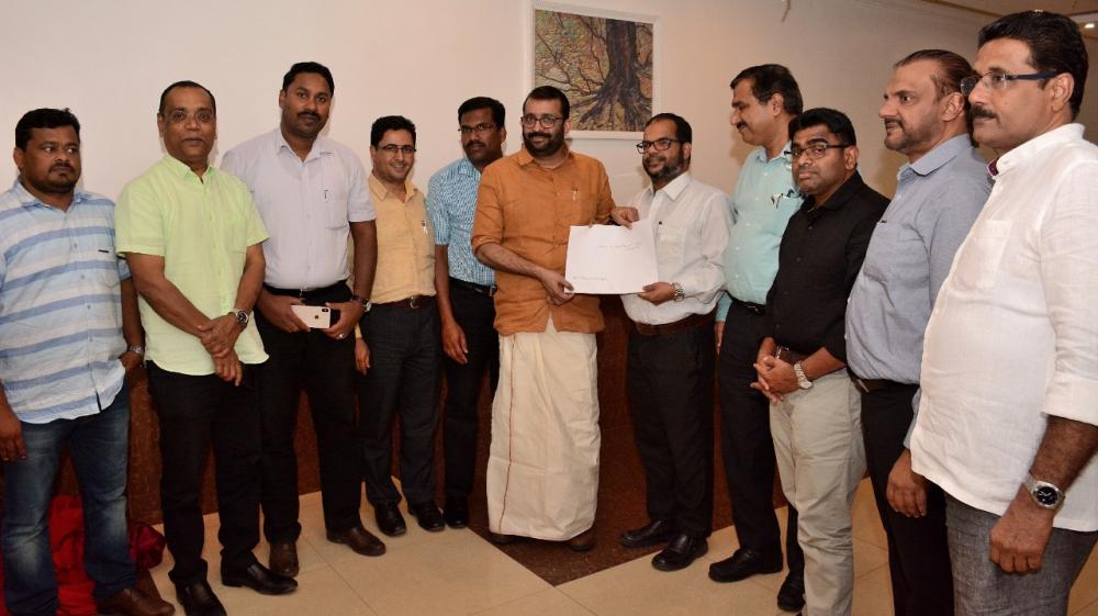 Goodwill Global Initiative officials presenting a memorandum to Kerala Speaker P. Sreeramakrishnan at a recent ceremony in Jeddah.  V.K.A Rauf, chief patron of Navodaya Cultural Forum, is also seen.