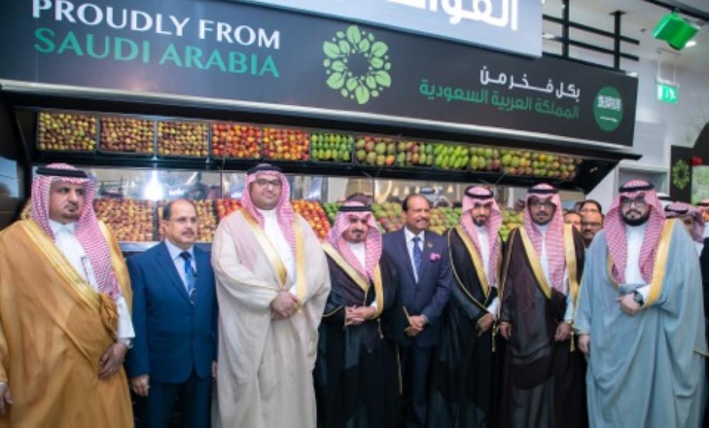 Eng. Muhammed Abdullah Alaki, deputy mayor for Investment & General Supervisor for Financial & Administrative Affairs Riyadh, inaugurates and tours the new LuLu Hypermarket at Roof Mall in Al Yasmin, Riyadh, in the presence of Ibrahim Suwail, deputy governor of Saudi General Investment Authority (SAGIA), Ausaf Sayed, new Indian Ambassador to KSA, Yusuff Ali M.A., chairman of Lulu Group and other dignitaries.