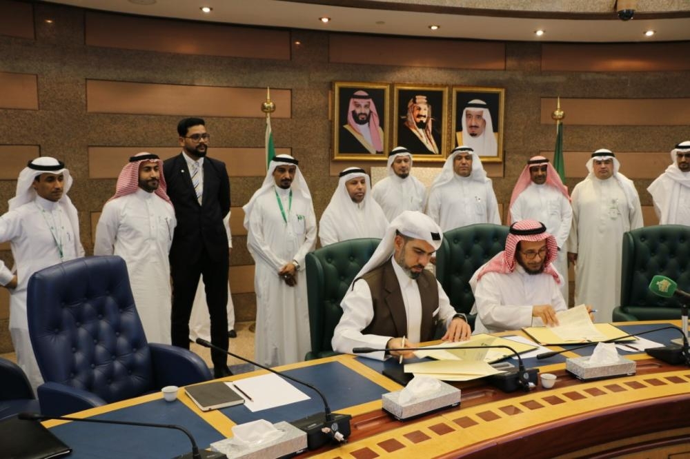Fawaz Halwani, Vice President, Halwani Brothers and Yousef Al Turki, Vice President for Graduate Studies and Scientific Research, KAU sign the MoU
