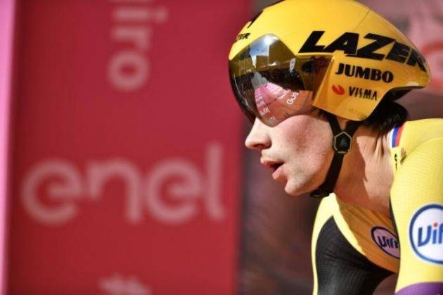 Primoz Roglic lived up to the hype as he smashed the competition to win the opening time trial of the Giro d'Italia and take the overall leader's pink jersey on Saturday.