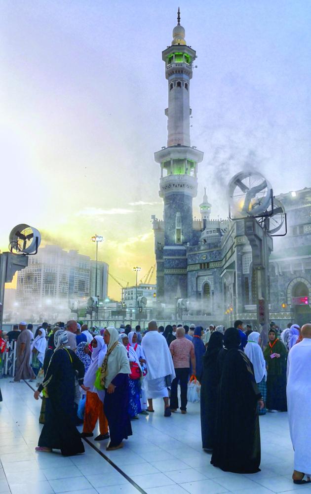 500 mist fans cool courtyards of Makkah mosque in Ramadan
