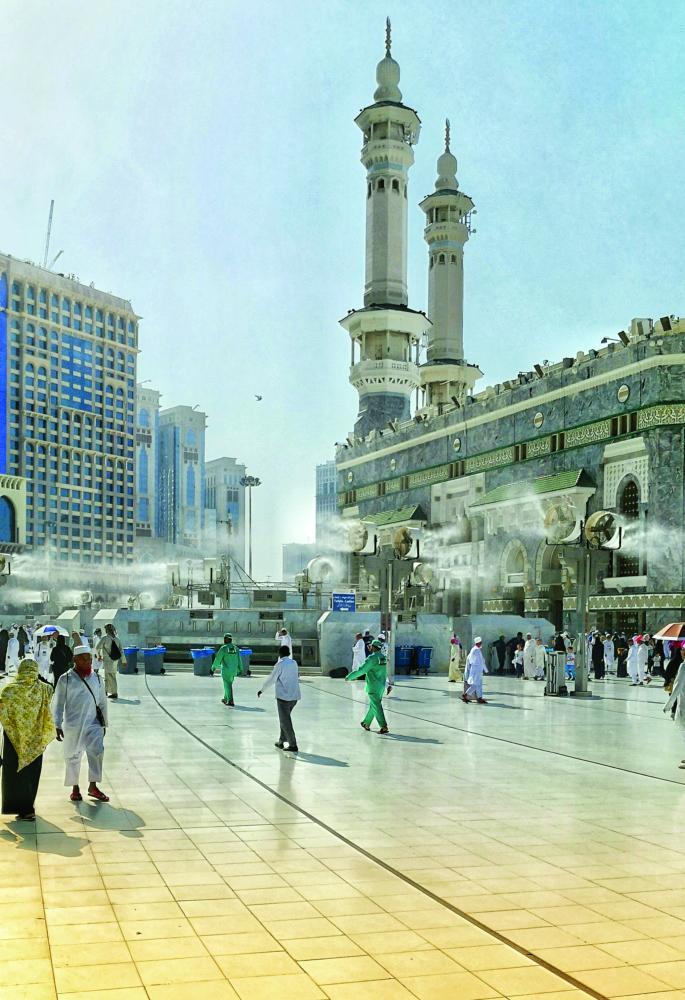 500 mist fans cool courtyards of Makkah mosque in Ramadan