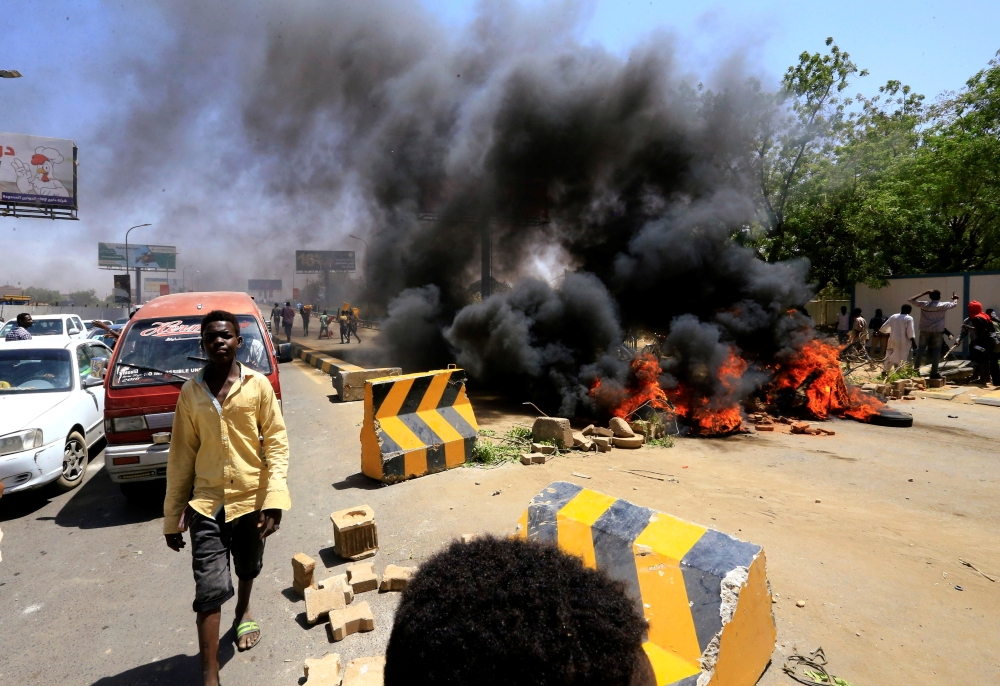 Sudanese protesters burn tires and barricade the road leading to Al-Mek Nimir Bridge crossing over Blue Nile that links Khartoum North and Khartoum in Sudan in this May 13, 2019 file photo. — Reuters