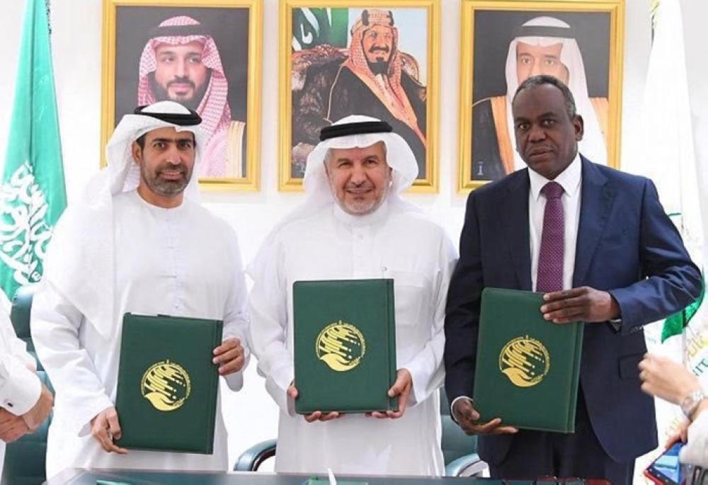 Dr. Abdullah Al-Rabeeah, general supervisor of the King Salman Humanitarian Aid and Relief Center (KSrelief), is flanked by Sultan Mohammed Al-Shamsi, UAE's assistant minister of foreign affairs and international cooperation, and UNICEF's Al-Tayeb Adam after signing the $70 million aid agreement in Riyadh on Wednesday. — SPA