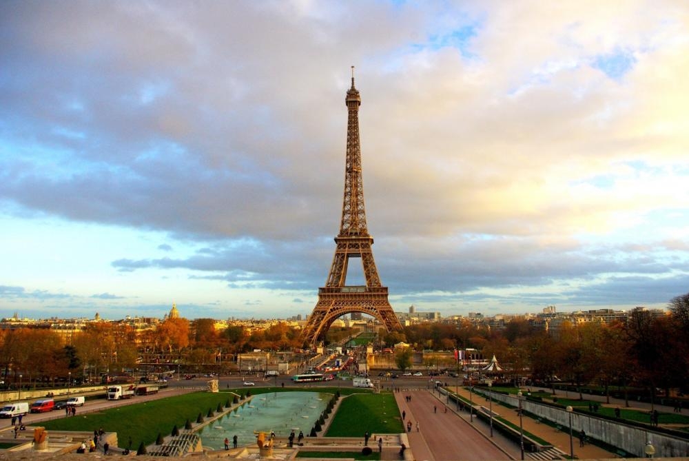 American picked to design vast car-free garden at Eiffel Tower