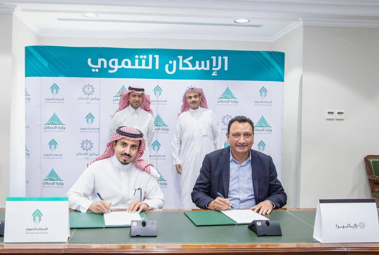 Ash Bhardwaj, Katerra president for Asia and Middle East, (right) signs the construction contract with Development Housing initiative in Riyadh.