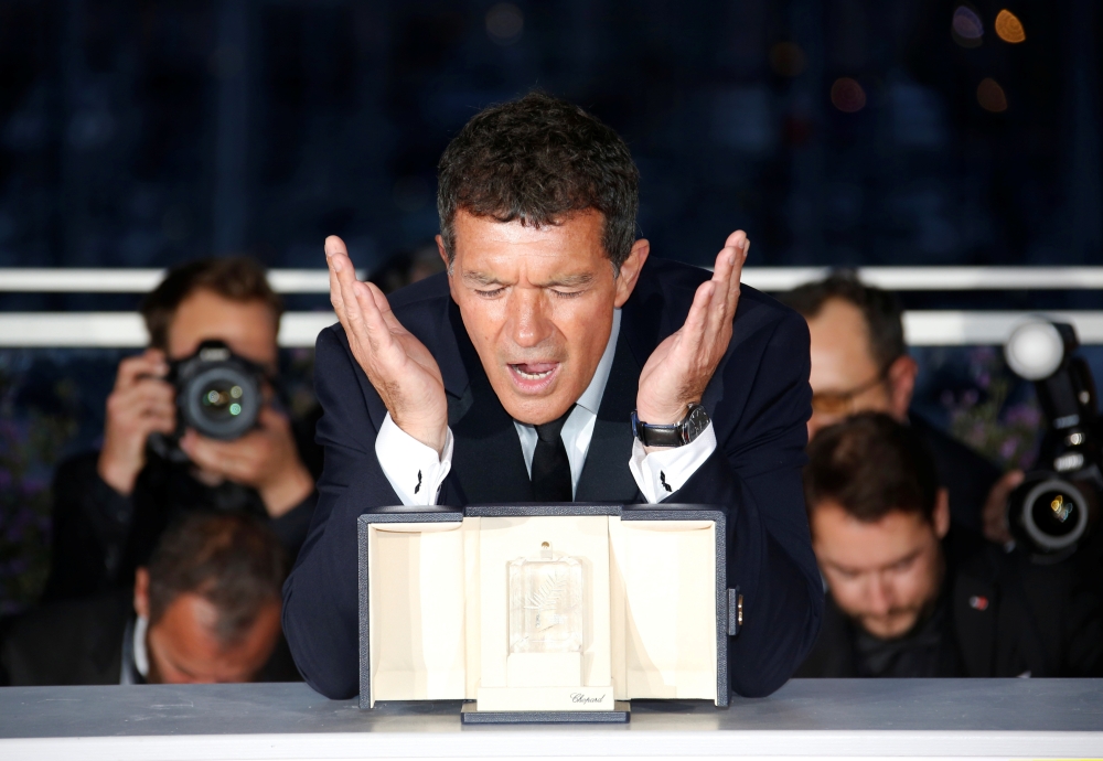 72nd Cannes Film Festival - Photocall after Closing ceremony - Cannes, France, May 25, 2019. Antonio Banderas, Best Actor award winner for his role in the film 