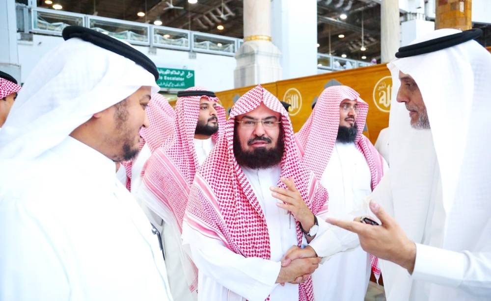 General President for the Affairs of the Two Holy Mosques Sheikh Abdulrahman Al-Sudais in conversation with Faheem Al-Hamid (R) and Sulaiman Al-Eidi at the Grand Mosque in Makkah. — Okaz photo