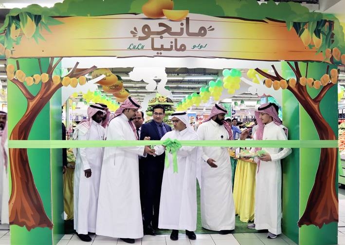 Eng. Ibrahim Al Bidha, Deputy Manager of the Ministry of Environment Water Branch in Riyadh Region, cuts the ceremonial ribbon during the inaugural of LuLu Mango Mania 2019 on Wednesday at LuLu Riyadh Avenue Mall Murabba.