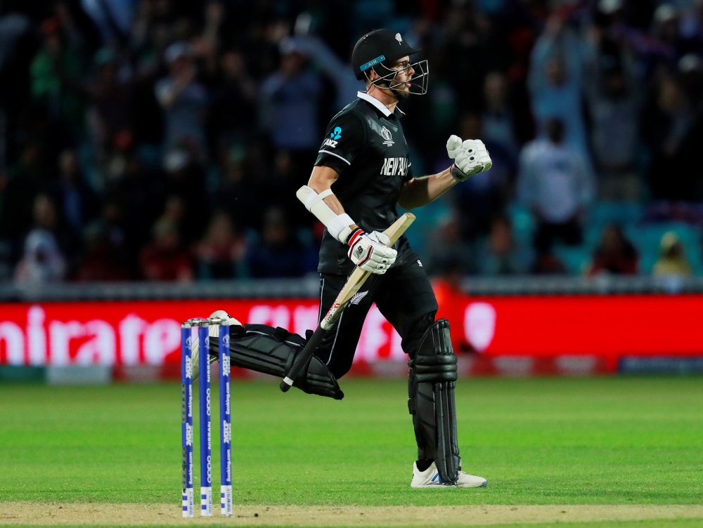 Bangladesh's Mushfiqur Rahim attempts to take a catch from New Zealand's Ross Taylor during the ICC Cricket World Cup match at the Oval, London, Britain, on Wednesday. — Reuters