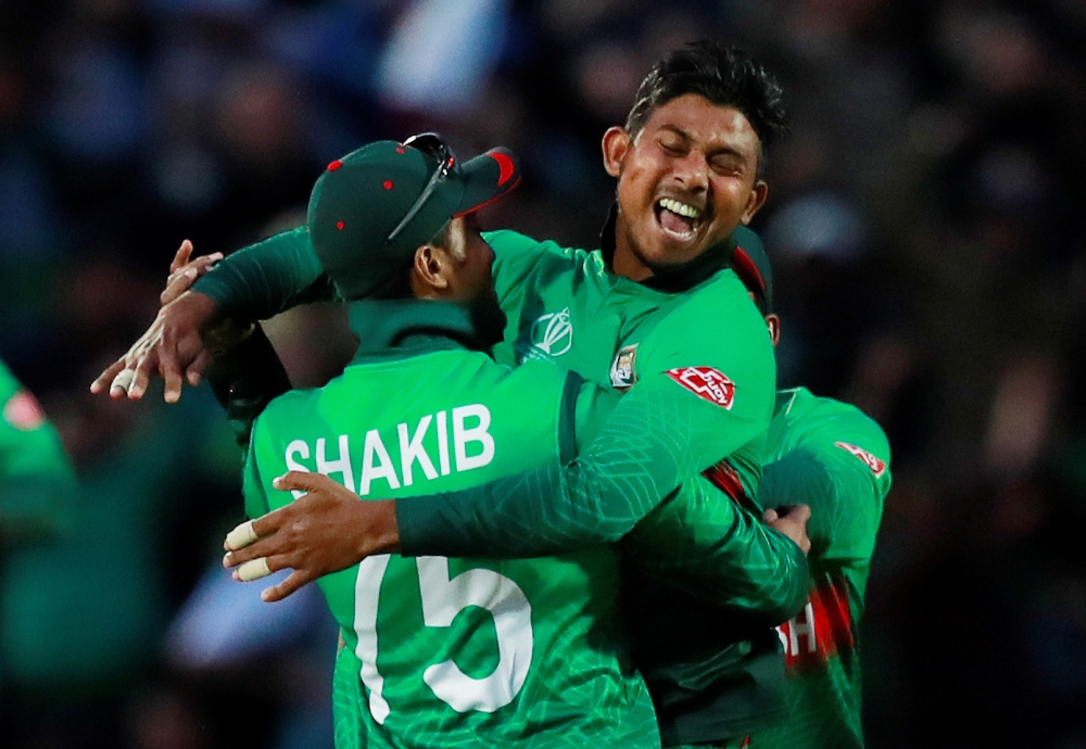 Bangladesh's Mushfiqur Rahim attempts to take a catch from New Zealand's Ross Taylor during the ICC Cricket World Cup match at the Oval, London, Britain, on Wednesday. — Reuters