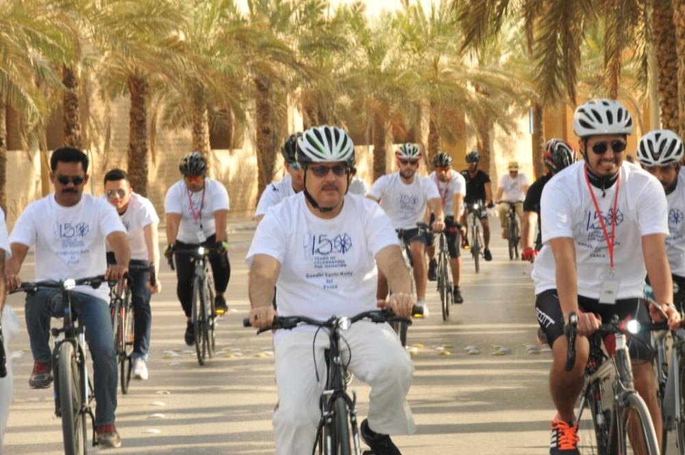Indian Ambassador Dr. Ausaf Sayeed leads the cyclists through the designated route for the Gandhi Cycle Rally for Peace’ in association with the Diplomatic Quarter Authority and Saudi Cycling Federation on Friday.