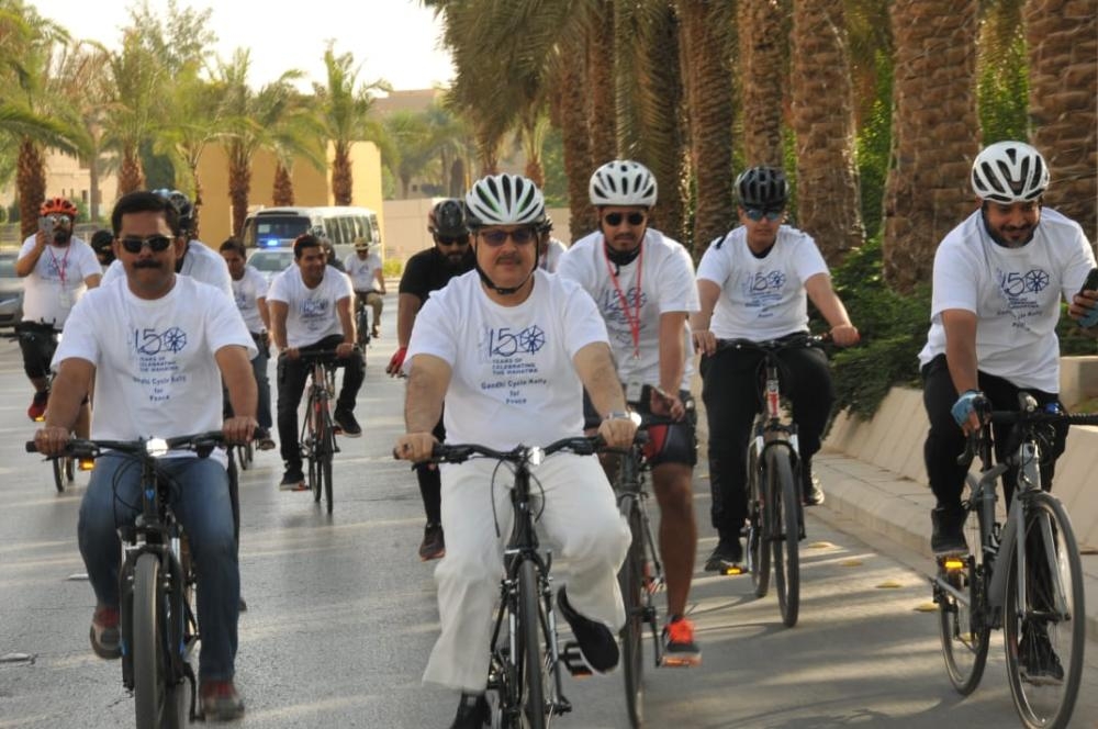 Indian Ambassador Dr. Ausaf Sayeed leads the cyclists through the designated route for the Gandhi Cycle Rally for Peace’ in association with the Diplomatic Quarter Authority and Saudi Cycling Federation on Friday.