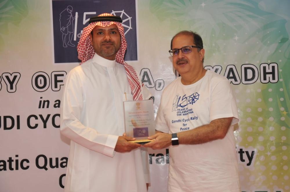 Indian Ambassador Dr. Ausaf Sayeed leads the cyclists through the designated route for the Gandhi Cycle Rally for Peace’ in association with the Diplomatic Quarter Authority and Saudi Cycling Federation on Friday.