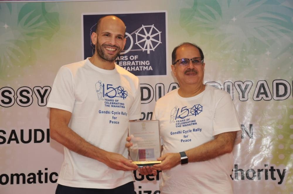 Indian Ambassador Dr. Ausaf Sayeed leads the cyclists through the designated route for the Gandhi Cycle Rally for Peace’ in association with the Diplomatic Quarter Authority and Saudi Cycling Federation on Friday.