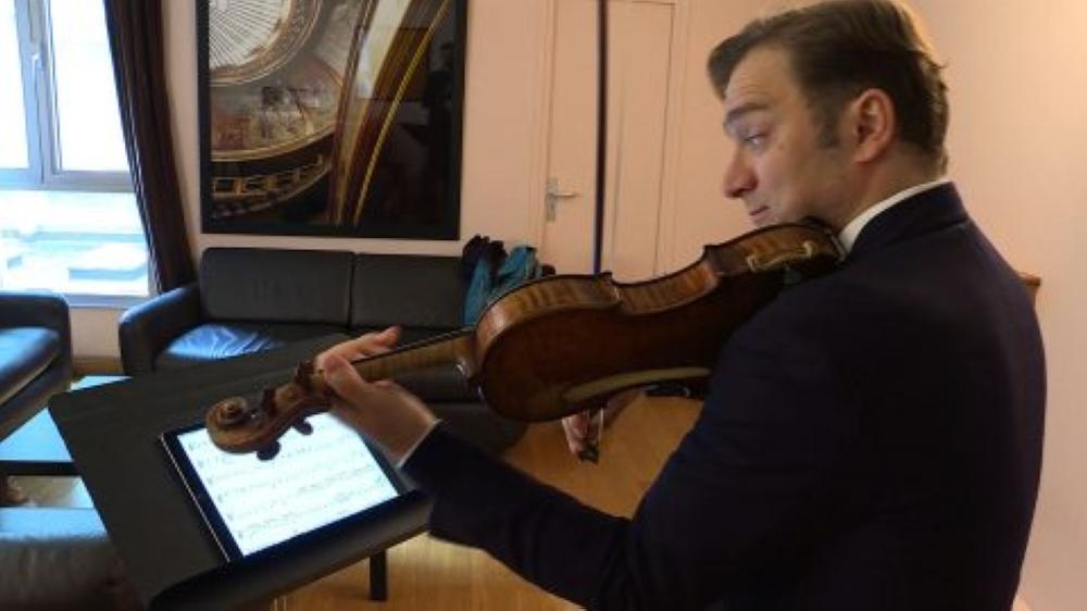 Solo, yet tutti: App puts orchestra in your living room