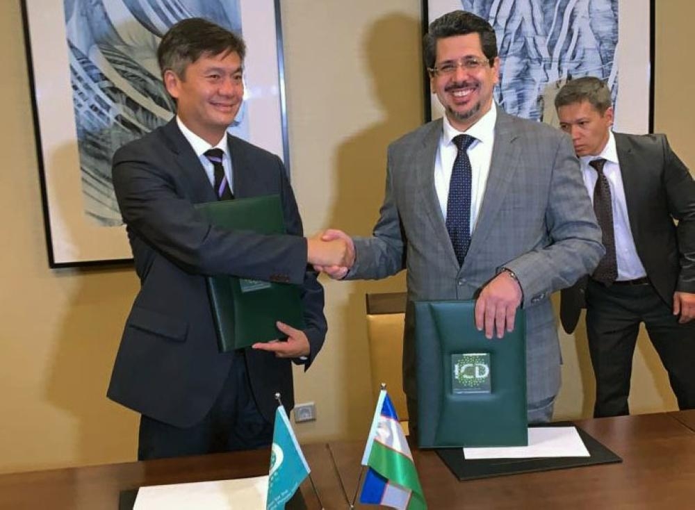 Ayman Sejiny, CEO of ICD, right, exchanges a bilateral agreement with Oleg Kim, acting chairman of the management board, Kapitalbank, on Wednesday in Uzbekistan. — Courtesy photo

