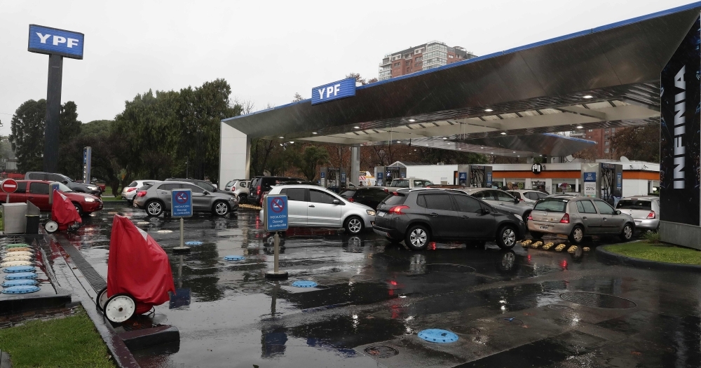 Cars wait in line at a gas station in Buenos Aires on June 16, 2019 during a power cut. A massive outage blacked out Argentina and Uruguay Sunday, leaving both South American countries without electricity, power companies said. — AFP