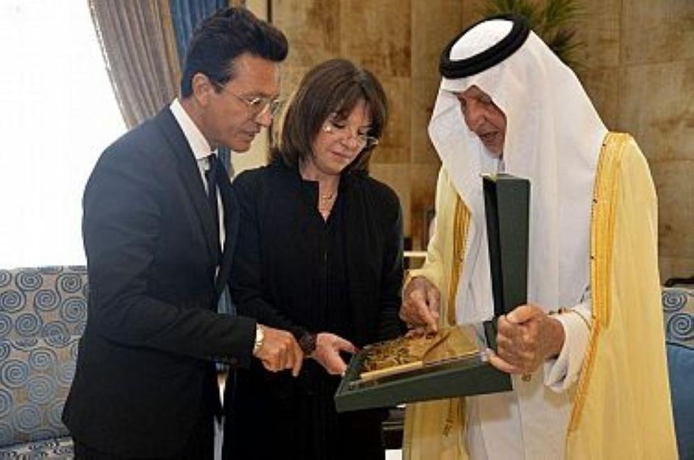 Makkah Emir Prince Khaled Al-Faisal explains the environmental initiatives in the holy places during the Haj season to French Senator Nathalie Goulet during a reception at the governorate in Jeddah. — SPA