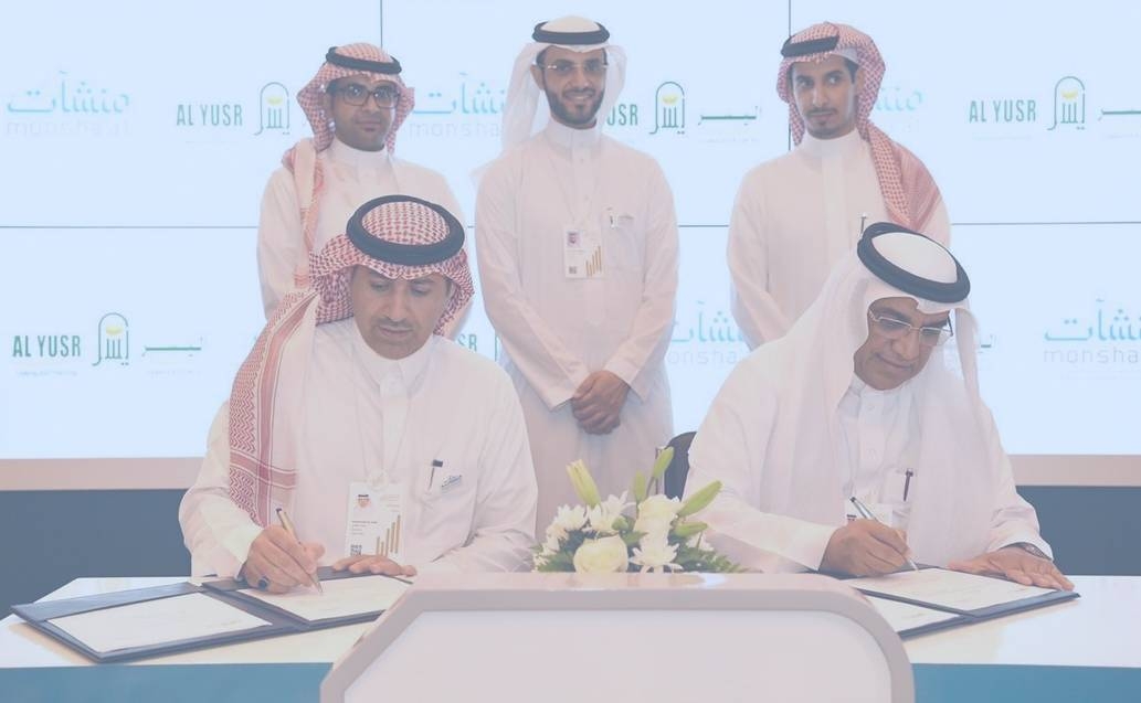 CEO of Al Yusr Leasing and Finance Company Bader Bin Khalaf Al Shammari and Deputy Governor of Monshaat Mohammed Al Malki sign the agreement in the presence of governor of Small & Medium Enterprises General Authority (Monshaat) Engineer Saleh bin Ibrahim Al Rasheed