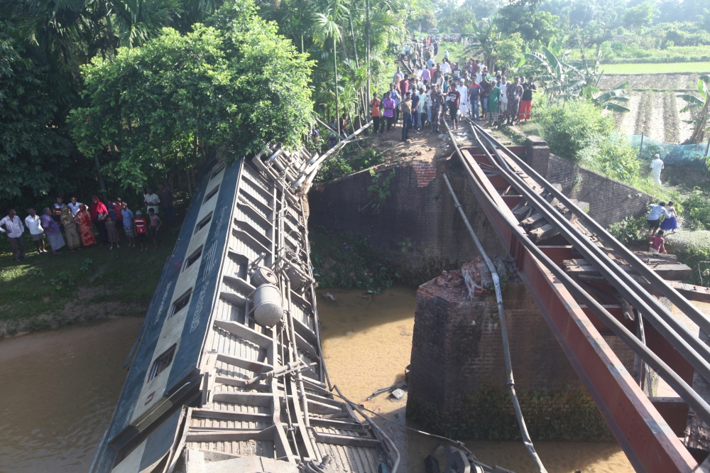  A train which has derailed and killed some people is pictured in the Kulaura outskirt of Moulvi Bazar, Bangladesh, Monday. -Reuters