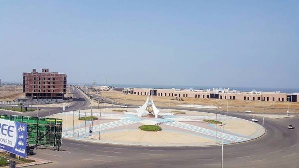 The otherwise busy thoroughfare in Jazan wears a deserted look due to the scorching heat. — Okaz photos 