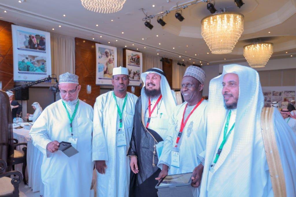 Dr. Abdulaziz Al-Sarhan, secretary general of IOR (center) poses with members from Saudi Arabia and abroad during the 12th annual meeting of the general assembly held in Jeddah, recently. — Courtesy photoal  Meeting