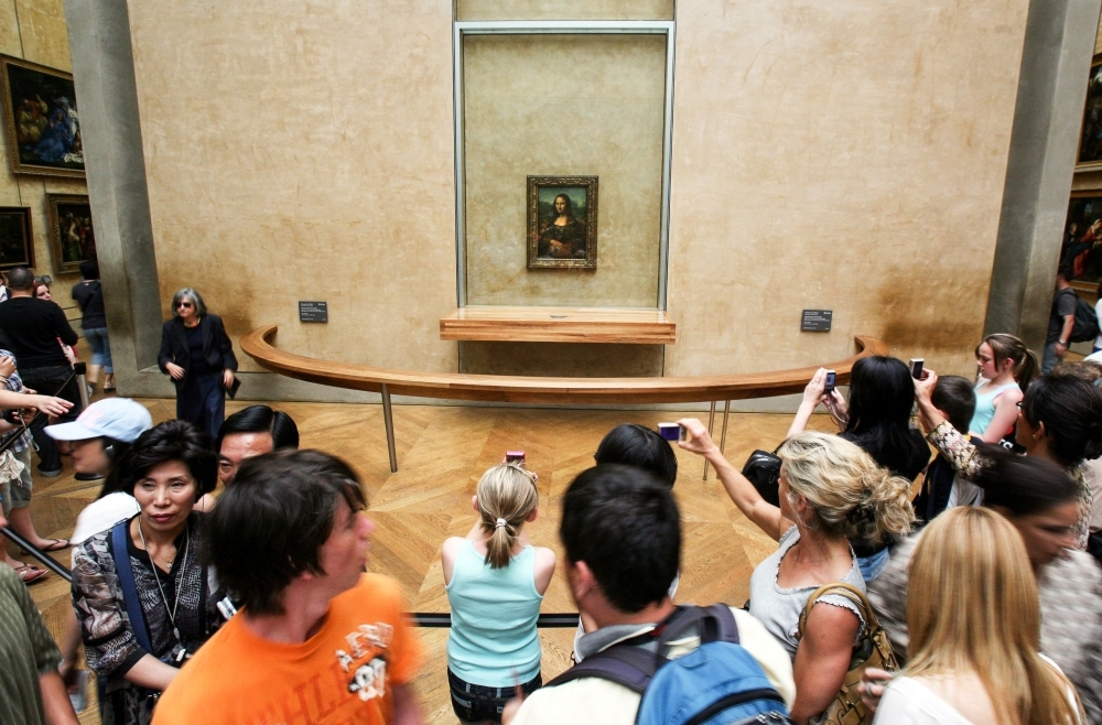 People take pictures of the Joconde (