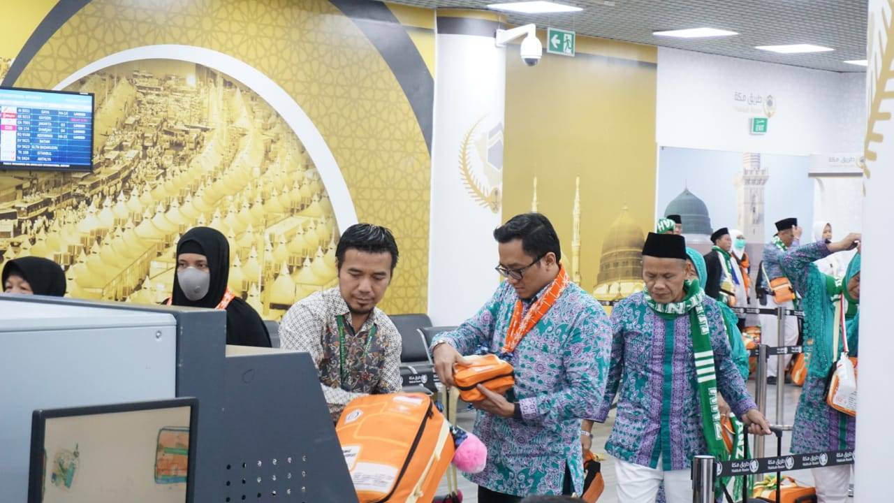 Indonesian pilgrims arriving in Madinah under the 