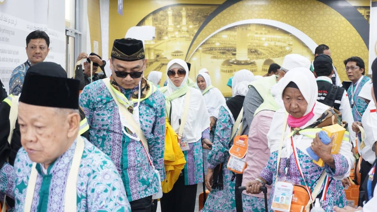 Indonesian pilgrims arriving in Madinah under the 