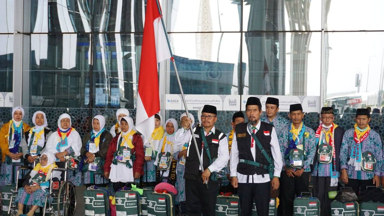 Indonesian pilgrims arriving in Madinah under the 