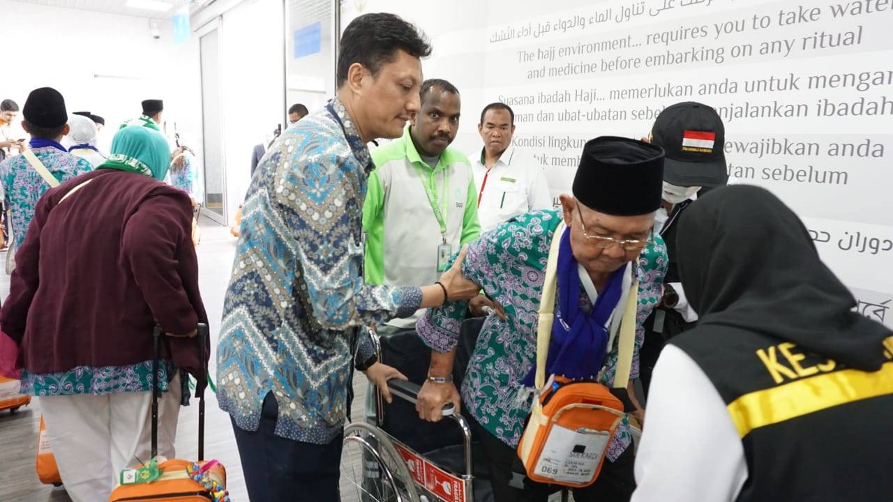 Indonesian pilgrims arriving in Madinah under the 