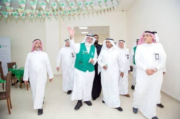 In addition to the gift packets containing various valuable items, the organization also offered pilgrims a true Arab hospitality providing them with roses, hot meals, dates and soft drinks.