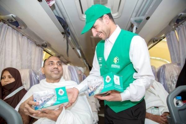 In addition to the gift packets containing various valuable items, the organization also offered pilgrims a true Arab hospitality providing them with roses, hot meals, dates and soft drinks.