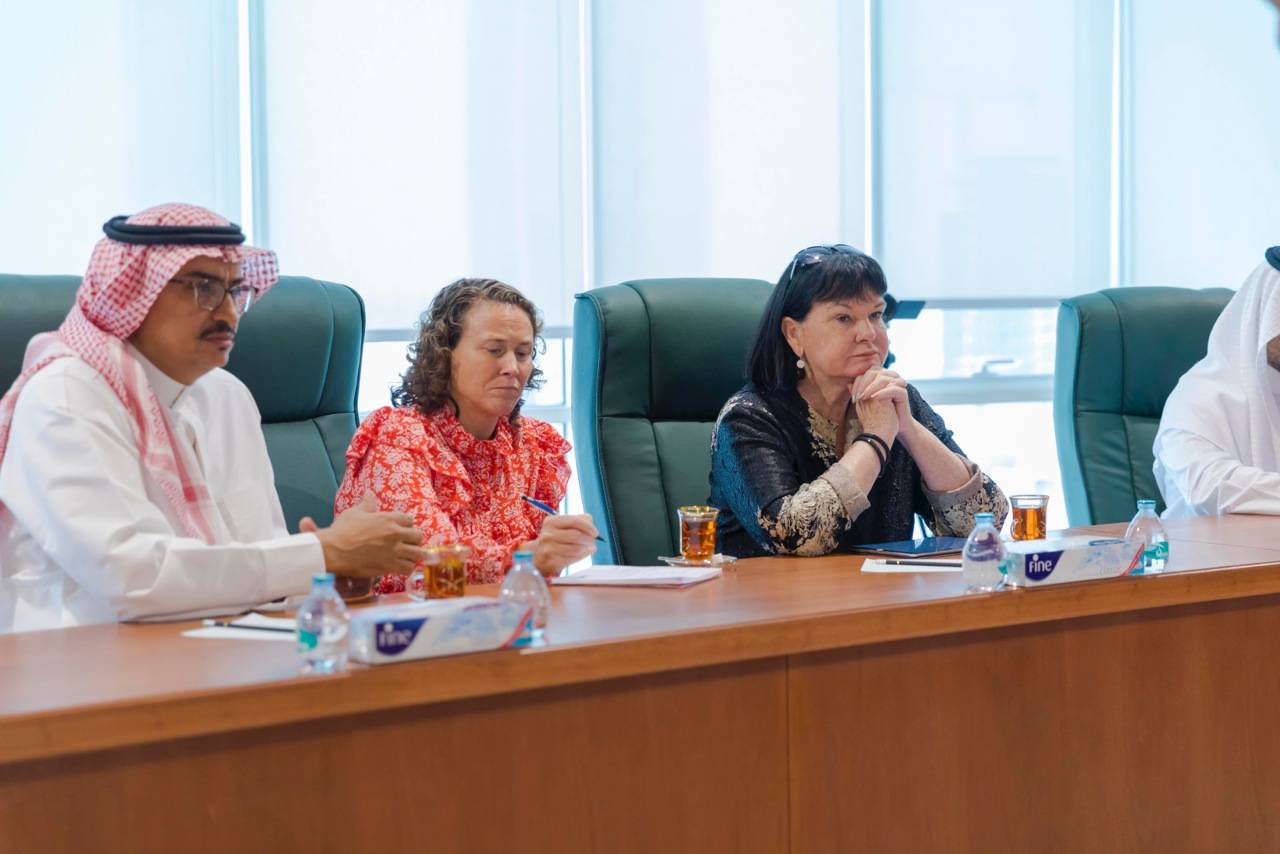 Sharan Burrow (R), general secretary of the International Trade Union Confederation (ITUC), and the delegation accompanying her during a visit to the Riyadh labor court.